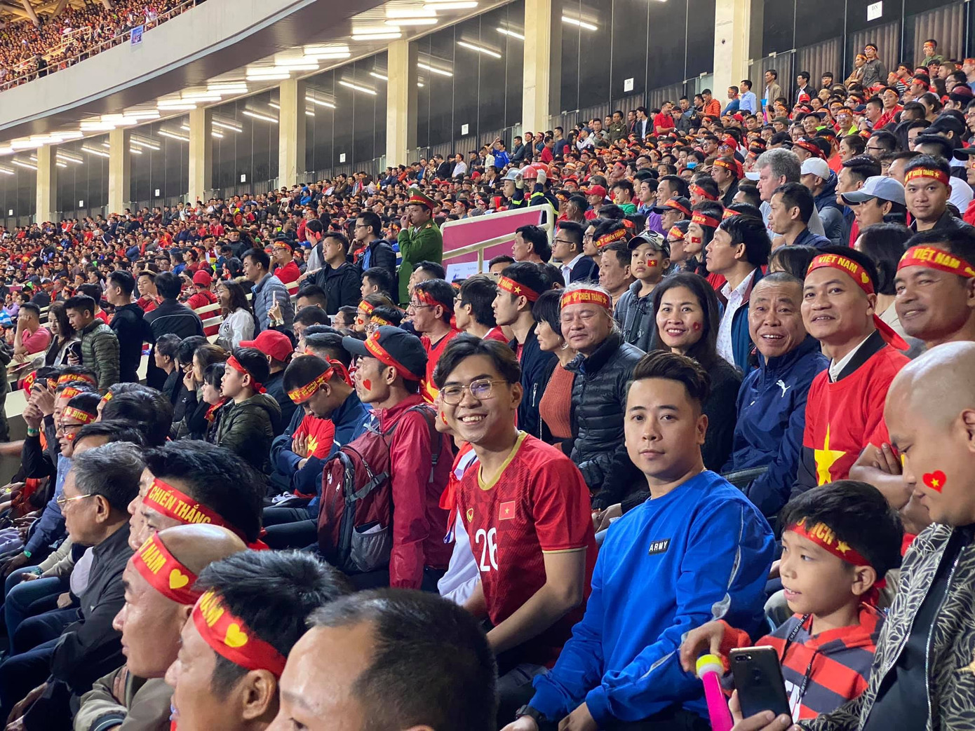 NSND Trung Anh ăn tạm bánh mì trên sân Mỹ Đình cổ vũ tuyển Việt Nam ảnh 6