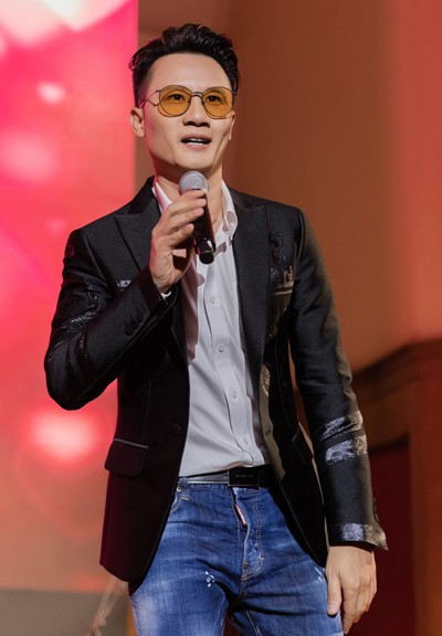 Showbiz 16/11: 'Quốc bảo mỹ nữ' Nhật Bản bị bắt ảnh 1