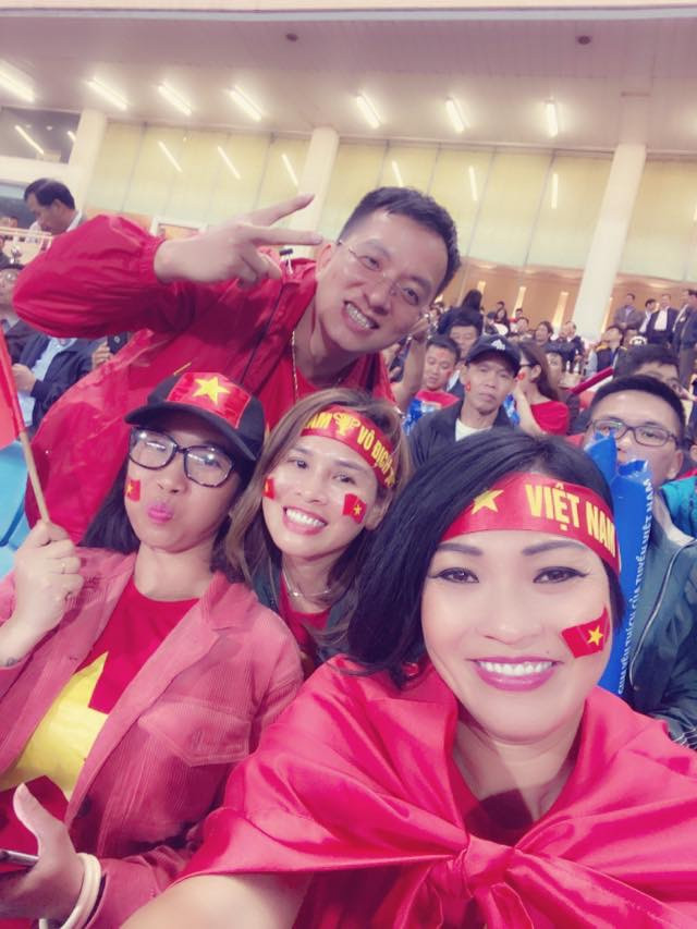 NSND Trung Anh ăn tạm bánh mì trên sân Mỹ Đình cổ vũ tuyển Việt Nam ảnh 3