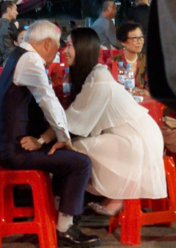 Showbiz 6/11: Sao nam 69 tuổi bị chỉ trích vì hẹn hò gái trẻ ảnh 1