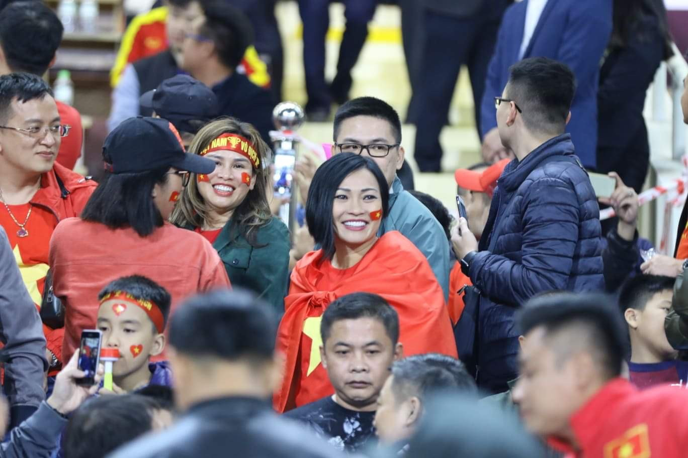 NSND Trung Anh ăn tạm bánh mì trên sân Mỹ Đình cổ vũ tuyển Việt Nam ảnh 4