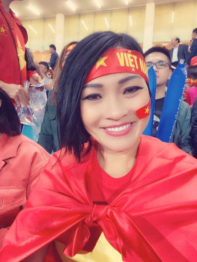 NSND Trung Anh ăn tạm bánh mì trên sân Mỹ Đình cổ vũ tuyển Việt Nam ảnh 2