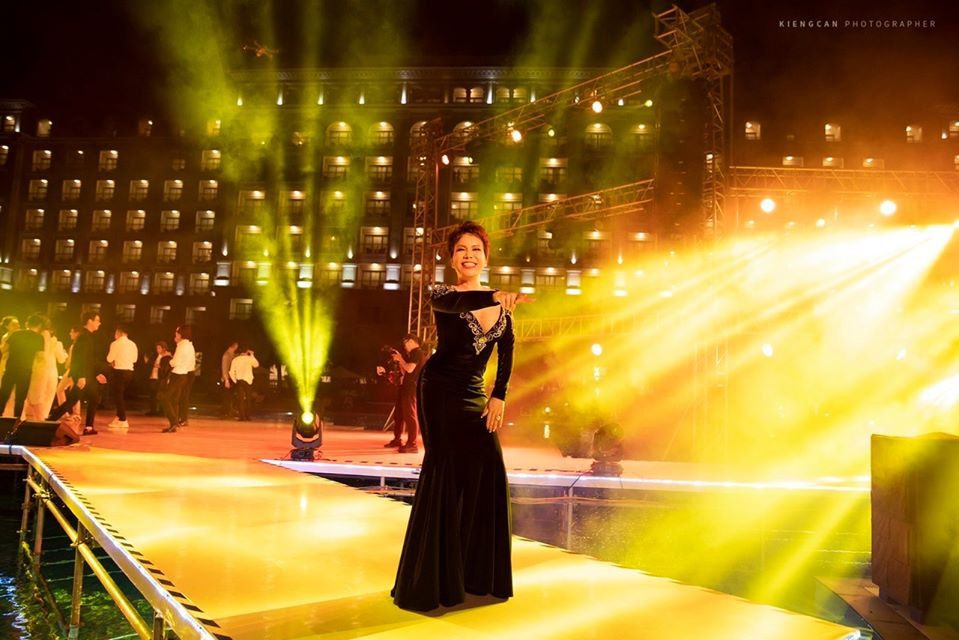 Bị chê mặc ‘lố’ ở đám cưới Đông Nhi, danh hài Việt Hương nói gì? ảnh 1