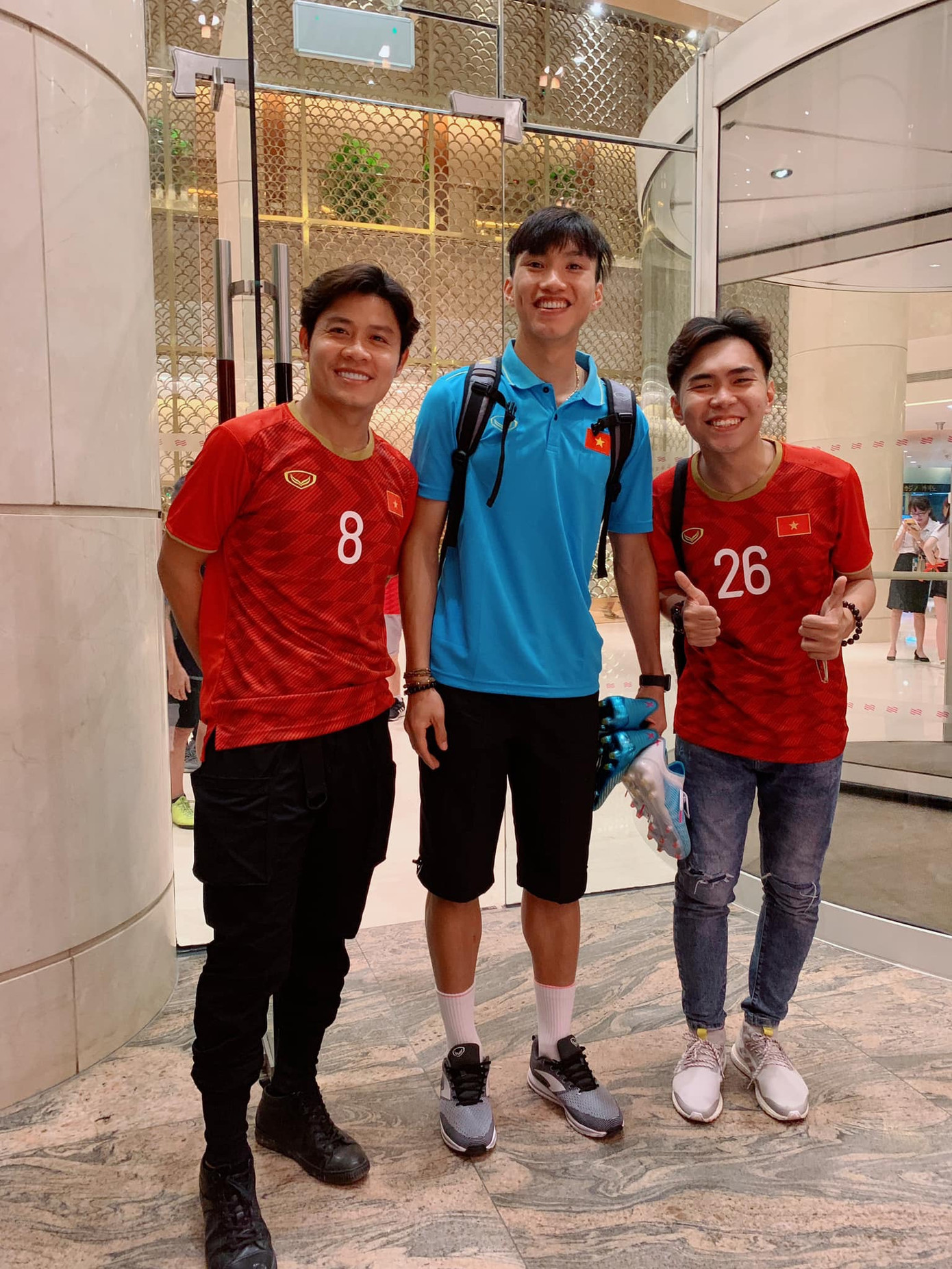 NSND Trung Anh ăn tạm bánh mì trên sân Mỹ Đình cổ vũ tuyển Việt Nam ảnh 7