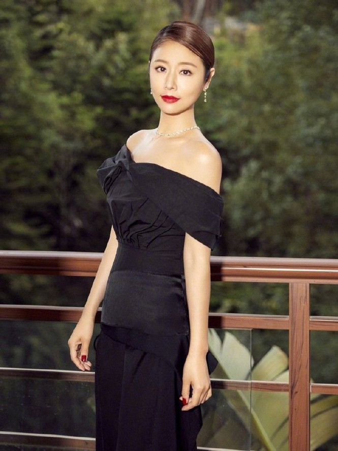 Showbiz 20/11: Lệ Quyên tung ảnh sexy khoe body săn chắc, quyến rũ ảnh 5