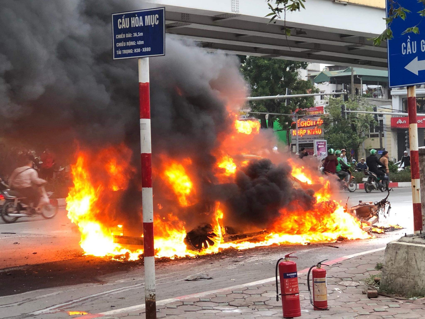 Xe sang Mercedes GLC 250 cháy rụi sau tai nạn, một người chết ảnh 1