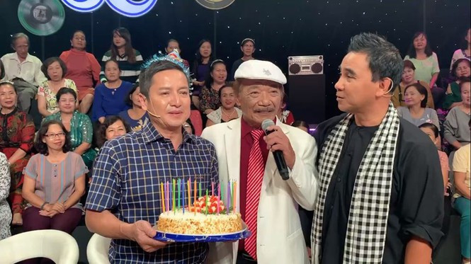 Showbiz 10/11: Đông Nhi, Ông Cao Thắng xuất hiện sau lễ cưới bạc tỷ ảnh 1