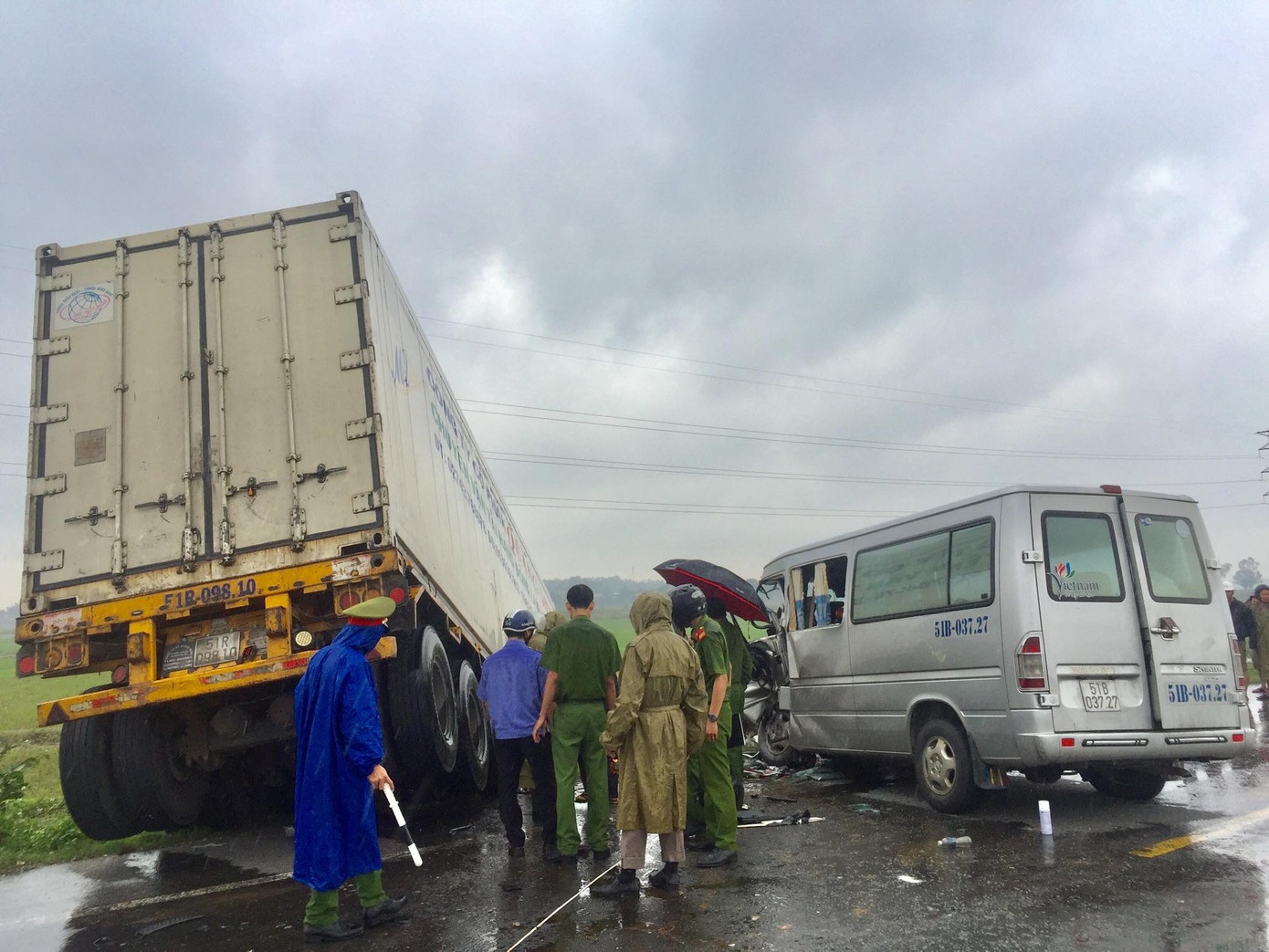Danh tính 13 nạn nhân vụ tai nạn nghiêm trọng giữa xe container và xe 16 chỗ ảnh 1