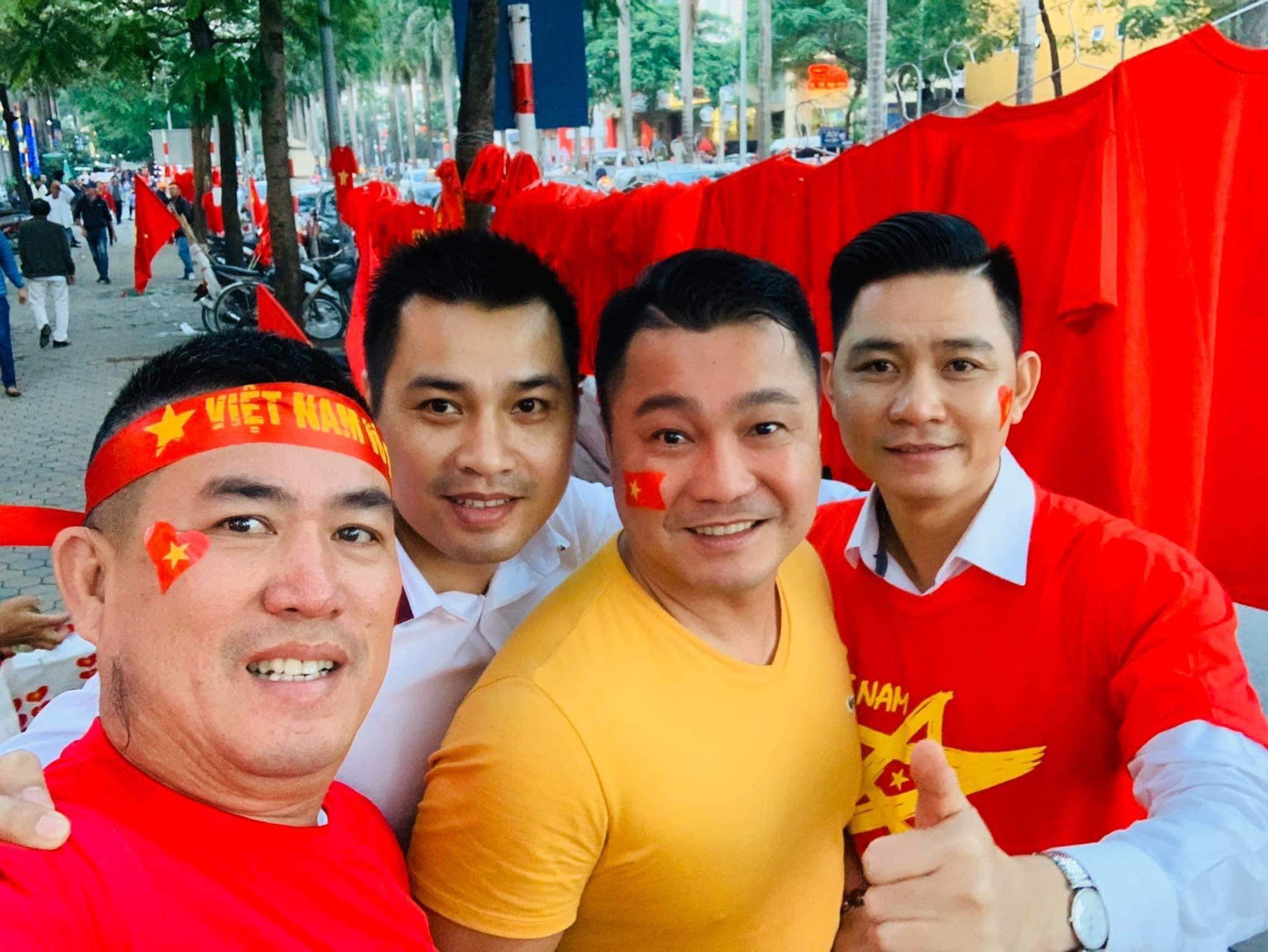 NSND Trung Anh ăn tạm bánh mì trên sân Mỹ Đình cổ vũ tuyển Việt Nam ảnh 5