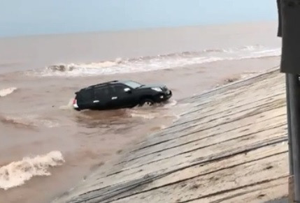 Hé lộ nguồn gốc xe biển xanh đón Phó bí thư sát máy bay ảnh 2