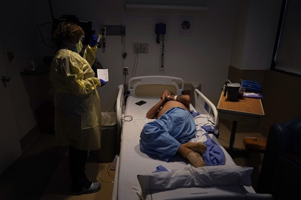 Một bệnh nhân COVID-19 ở Los Angeles. Ảnh: Jae C. Hong/ AP. Mỗi phút có thêm 10 người nhiễm virus: Điều gì khiến Los Angeles trở thành “điểm nóng kinh hoàng” như vậy? ảnh 1