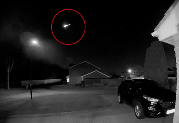 Một mảnh tiểu hành tinh vừa văng xuống Trái Đất, trước đó có hình ảnh kỳ bí trên bầu trời ảnh 1