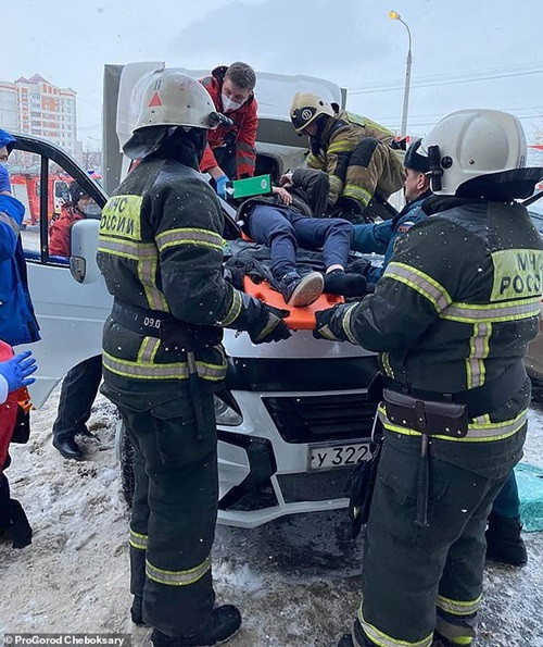 Cậu bé 11 tuổi nhảy từ tầng 23 xuống, trúng chiếc xe tải và sống sót kỳ diệu ảnh 4