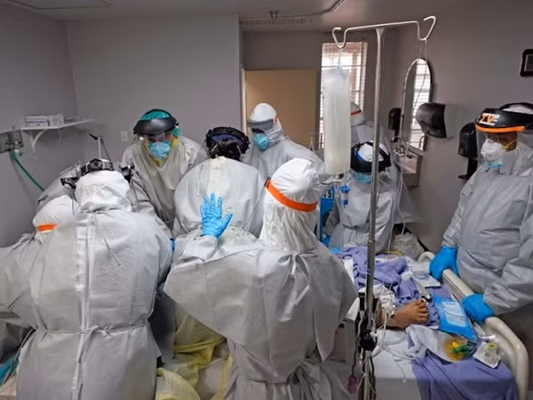 Mỗi phút có thêm 10 người nhiễm virus: Điều gì khiến Los Angeles trở thành “điểm nóng kinh hoàng” như vậy? ảnh 4