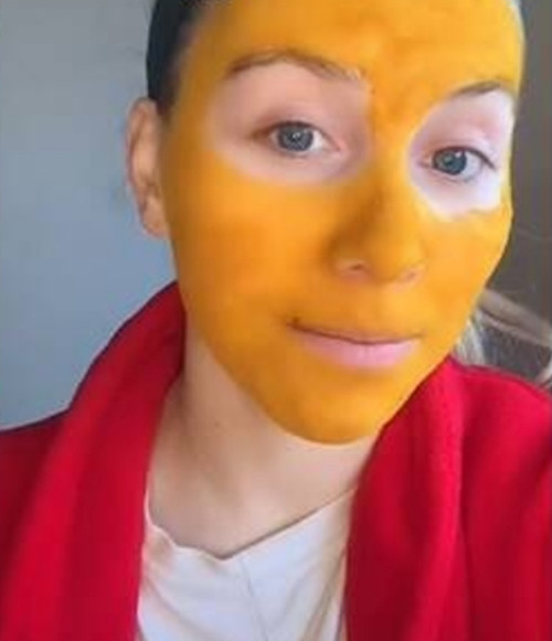 Tự làm kem trộn theo công thức trên mạng, mặt cô gái chuyển màu vàng như Pikachu ảnh 1