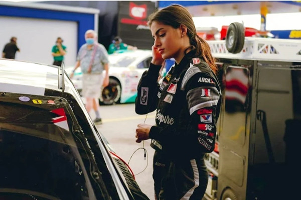 “Quá xinh, quá nguy hiểm”: Cô gái 21 tuổi làm nên lịch sử tại giải đua ô tô danh giá nhất ảnh 1