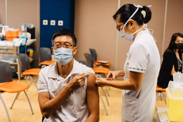 Việc tiêm vắc-xin COVID-19 đang được thực hiện ở SNEC. Ảnh: SNEC. Singapore: Một người bị tiêm nhầm 5 liều vắc-xin phòng SARS-CoV-2 cùng lúc, do “sơ suất của con người” ảnh 1