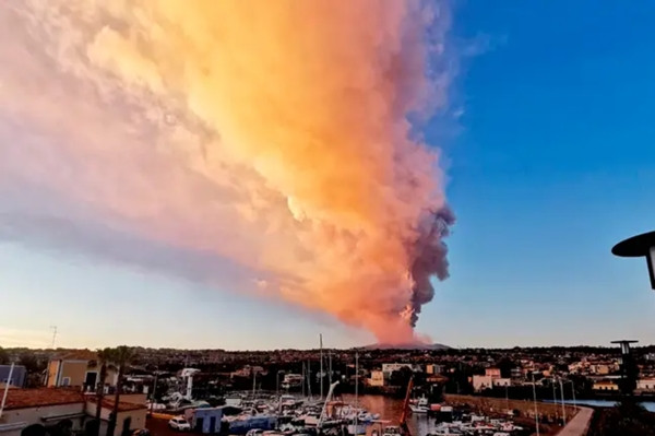 Vừa đầu năm, ngọn núi lửa hoạt động mạnh nhất châu Âu đã phun thẳng lên trời khiến mọi người hoảng sợ ảnh 1