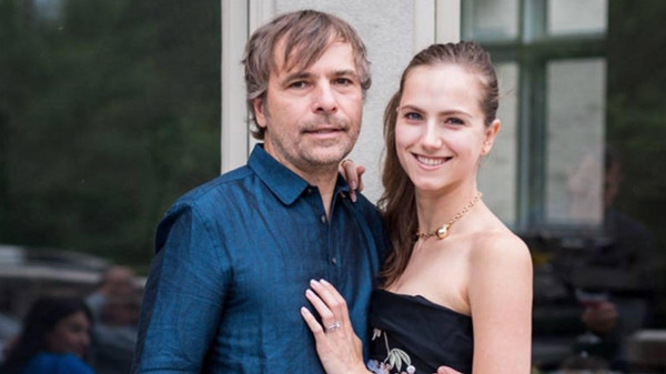 Vợ chồng Rod Baker và Ekaterina Baker. Ảnh: Facebook. Để chen hàng tiêm vắc xin, cặp đôi tỷ phú đi phi cơ về vùng xa, giả làm người lao động ảnh 1