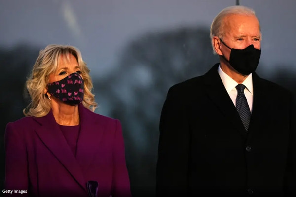 Bà Jill Biden mặc trang phục tím vào tối hôm trước Lễ Nhậm Chức. Ảnh: Getty Images. Trang phục tím tràn ngập trong Lễ Nhậm Chức của Joe Biden - Kamala Harris, tại sao vậy? ảnh 2