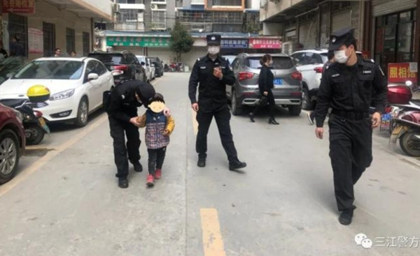 Làm xong thủ tục ly hôn, bố mẹ bỏ mặc con trai 5 tuổi giữa đường, mỗi người đi một hướng ảnh 2