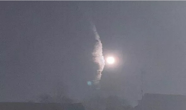 Một mảnh tiểu hành tinh vừa văng xuống Trái Đất, trước đó có hình ảnh kỳ bí trên bầu trời ảnh 2