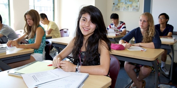 Chỉ vì mặc váy có viền ren đi học, nữ sinh lớp 12 bị mời về nhà còn cả lớp có phản ứng bất ngờ ảnh 1