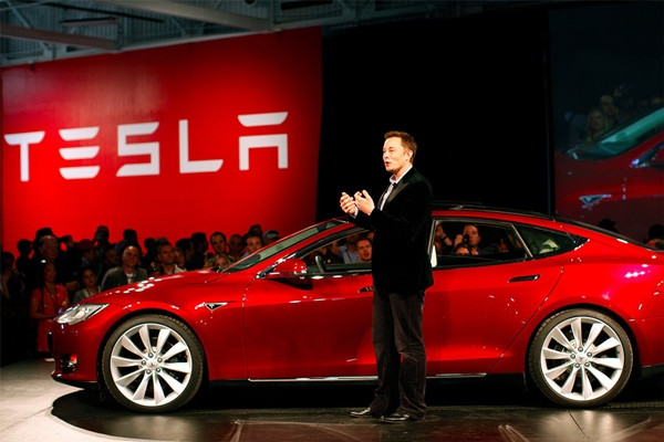 Elon đã đổ rất nhiều công sức, thời gian và tiền của vào Tesla, với mong muốn tạo ra những chiếc xe không phụ thuộc vào xăng. Ảnh: Stephen Lam/ Reuters. Elon Musk: Từ cậu học sinh chuyên bị bắt nạt ở trường đến người đàn ông giàu nhất thế giới ảnh 4