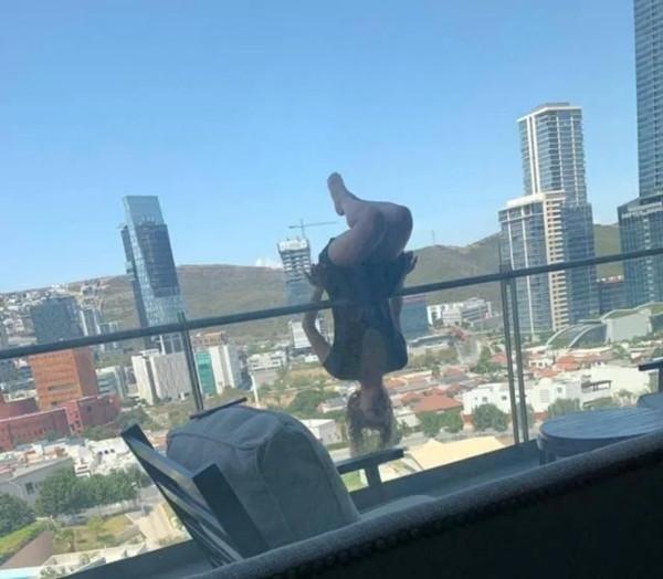 Cô sinh viên tập yoga trên thành ban-công và rơi 25 mét xuống đất vào năm ngoái. Ảnh: The Sun. Cư dân mạng ngán ngẩm cô gái đu đưa bên ngoài ban-công để chụp ảnh "sống ảo" cho ấn tượng ảnh 5
