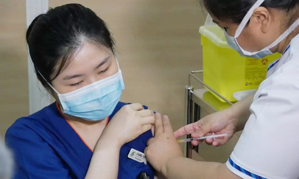 Một nhân viên y tế đang được tiêm vắc-xin. Ảnh: Bệnh viện Đa khoa Singapore. Singapore: Một người bị tiêm nhầm 5 liều vắc-xin phòng SARS-CoV-2 cùng lúc, do “sơ suất của con người” ảnh 3