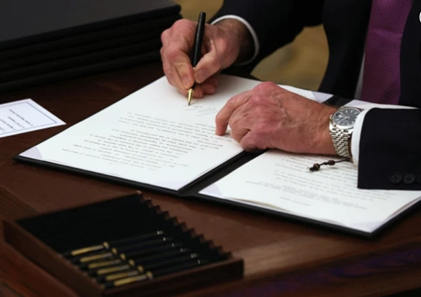 Tổng thống Biden đeo đồng hồ Rolex trong ngày đầu tiên làm việc ở Nhà Trắng. Ảnh: Getty Images. Chiếc đồng hồ của tân Tổng thống Joe Biden có gì đặc biệt mà tất cả mọi người đều nói đến? ảnh 3