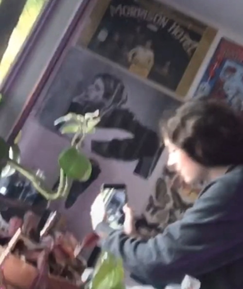 Nhìn thấy hình ảnh bí ẩn trong gương, cô gái sợ hãi tin rằng có “một thế giới song song“ ảnh 3