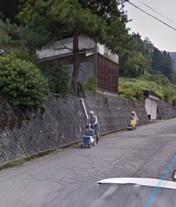 Tìm nhà mình trên Google Earth, con trai tình cờ nhìn thấy người cha đã mất từ 7 năm trước ảnh 2