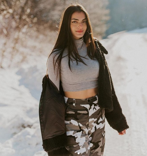 “Quá xinh, quá nguy hiểm”: Cô gái 21 tuổi làm nên lịch sử tại giải đua ô tô danh giá nhất ảnh 2