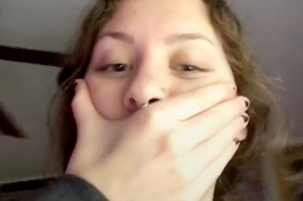 Nhìn thấy hình ảnh bí ẩn trong gương, cô gái sợ hãi tin rằng có “một thế giới song song“ ảnh 2