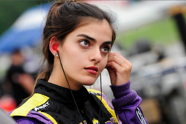 “Quá xinh, quá nguy hiểm”: Cô gái 21 tuổi làm nên lịch sử tại giải đua ô tô danh giá nhất ảnh 7