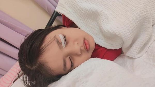 Người mẹ vô ý làm rơi mảnh mắc áo gãy, tai nạn bất ngờ đã xảy ra với cô con gái nhỏ ảnh 3