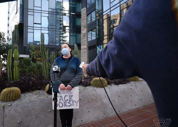 Bất ngờ với số người ủng hộ Tổng thống Trump đến trụ sở Twitter để phản đối khóa tài khoản ảnh 2