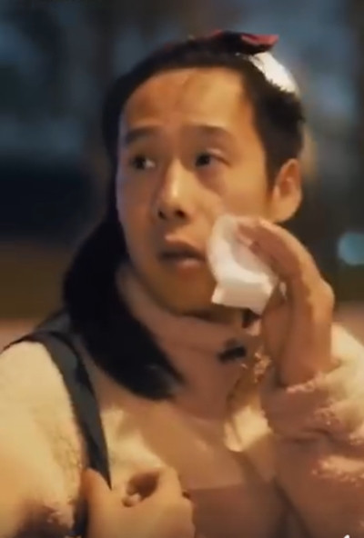 Đoạn quảng cáo bông tẩy trang này có nội dung gì mà bị cư dân mạng chỉ trích đòi tẩy chay? ảnh 3