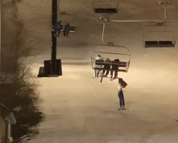 Ác mộng trên cáp treo: Cô gái 14 tuổi rơi khỏi ghế cáp, treo mình lơ lửng giữa không trung ảnh 1