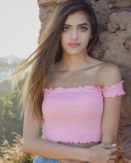 “Quá xinh, quá nguy hiểm”: Cô gái 21 tuổi làm nên lịch sử tại giải đua ô tô danh giá nhất ảnh 4