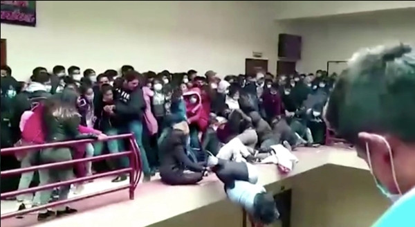 Bolivia: Kinh hoàng cảnh lan can tầng 4 ở trường ĐH gãy sụp, nhiều sinh viên rơi xuống đất ảnh 2