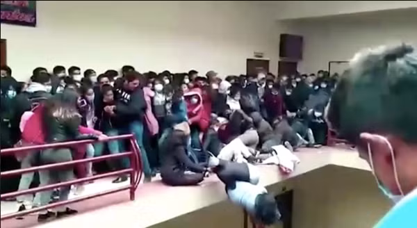 Bolivia: Kinh hoàng cảnh lan can tầng 4 ở trường ĐH gãy sụp, nhiều sinh viên rơi xuống đất ảnh 2