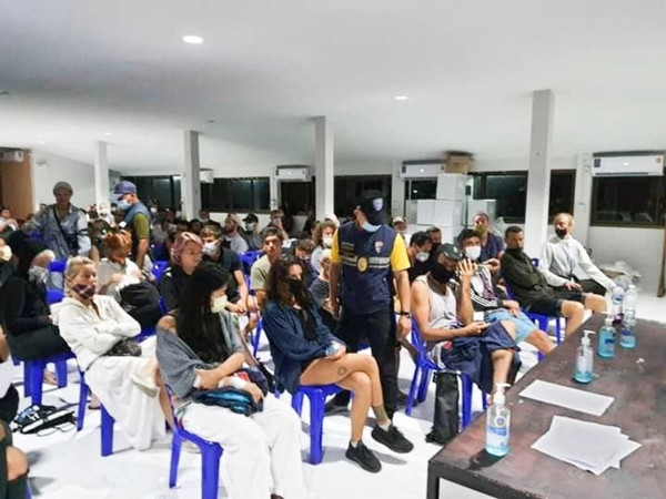 Du khách ở Thái bị bắt vì tụ tập ăn tiệc trong đại dịch, về đồn cảnh sát lại… ăn tiệc tiếp ảnh 2