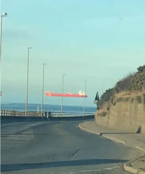 Nhiều người kinh ngạc khi nhìn thấy con tàu trôi lơ lửng ở lưng chừng trời, sự thật là gì? ảnh 1