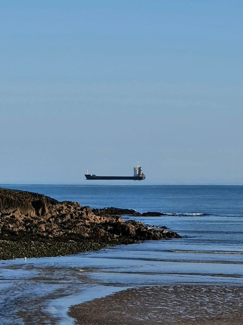 Nhiều người kinh ngạc khi nhìn thấy con tàu trôi lơ lửng ở lưng chừng trời, sự thật là gì? ảnh 3