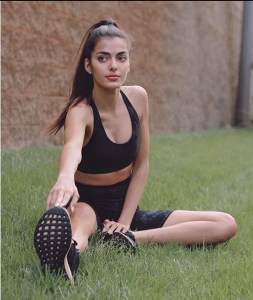 “Quá xinh, quá nguy hiểm”: Cô gái 21 tuổi làm nên lịch sử tại giải đua ô tô danh giá nhất ảnh 3