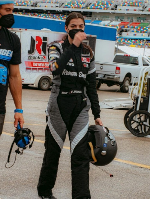 “Quá xinh, quá nguy hiểm”: Cô gái 21 tuổi làm nên lịch sử tại giải đua ô tô danh giá nhất ảnh 5