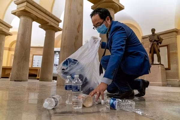 Sau hỗn loạn ở Điện Capitol, cư dân mạng xúc động trước hình ảnh nghị sĩ cúi người dọn dẹp ảnh 3