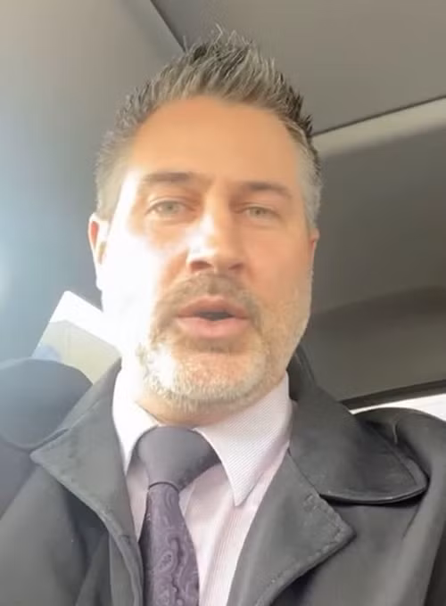 Chỉ vì mặc váy có viền ren đi học, nữ sinh lớp 12 bị mời về nhà còn cả lớp có phản ứng bất ngờ ảnh 3